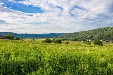 zdjęcie widoku na góry i doliny oraz łąkę