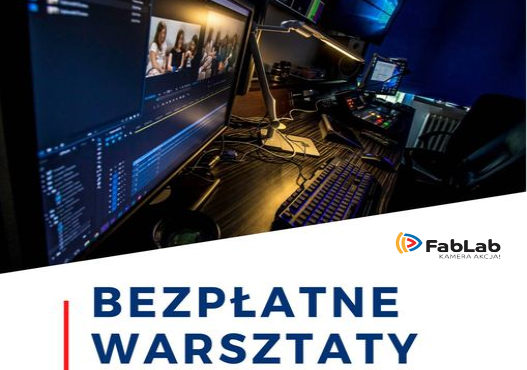 grafika podzielona na pół zdjęcie Studio nagraniowe w górnej części obrazka, w dolnej części granatowy napis na białym tle, bezpłatne warsztaty wakacyjne.